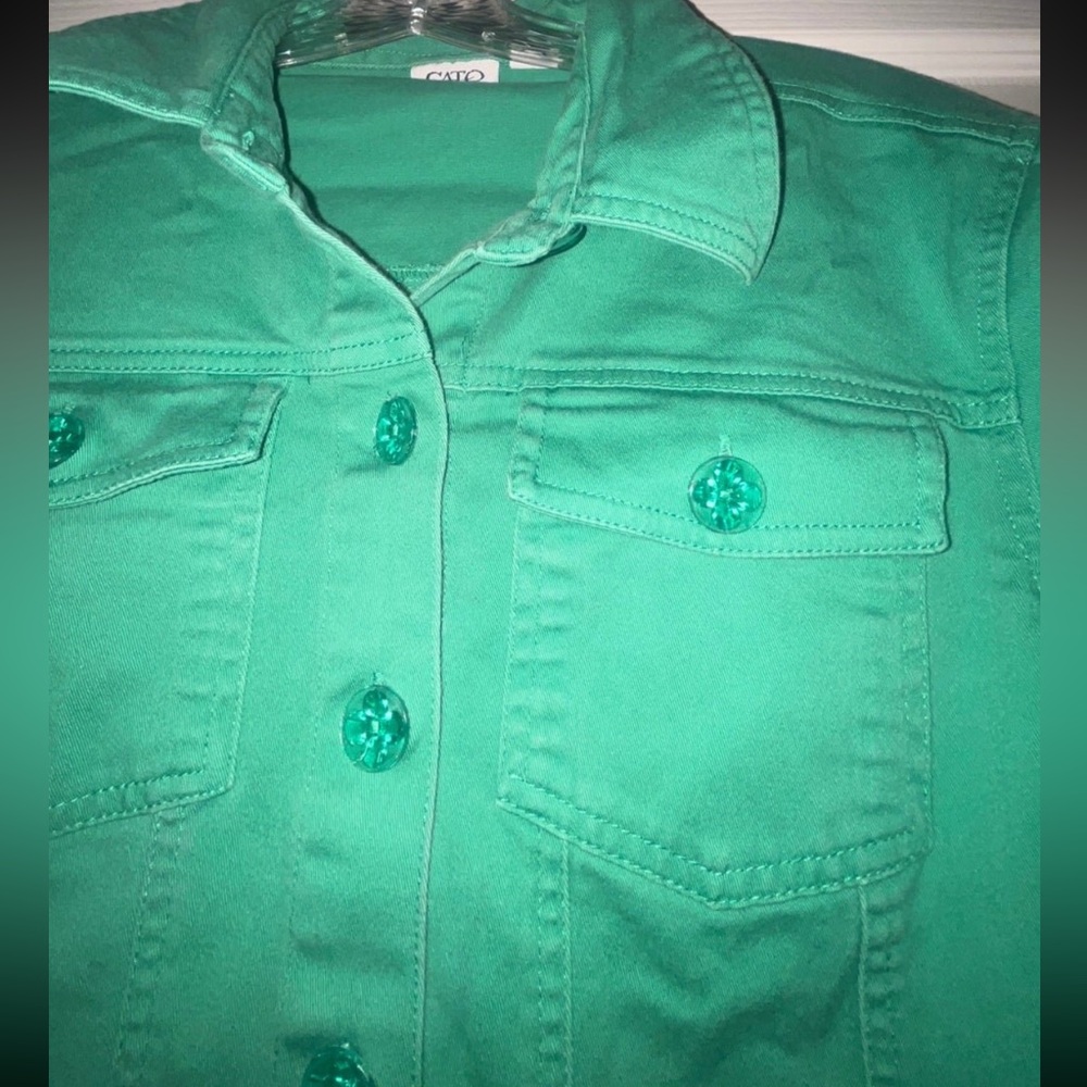 Cato woman’s kelly Green Blazer with ☘️buttons perfect for St. Patrick’s Day☘️